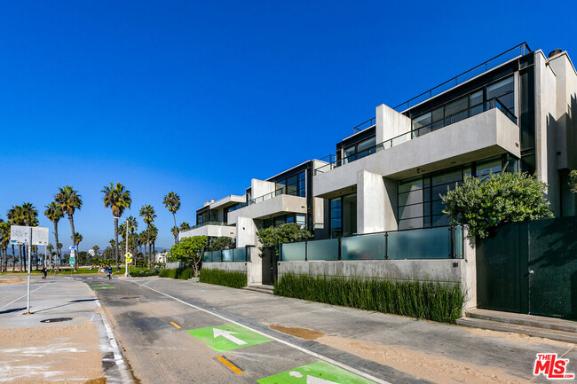 Building Photo - 109 Ocean Front Walk