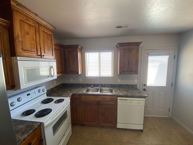 Building Photo - 2 bed 1 bath TwinHome with great views!