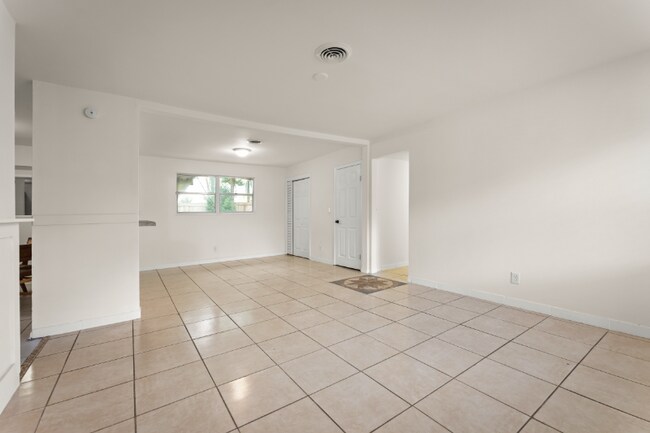 Foto del edificio - 6750 Snow White Dr