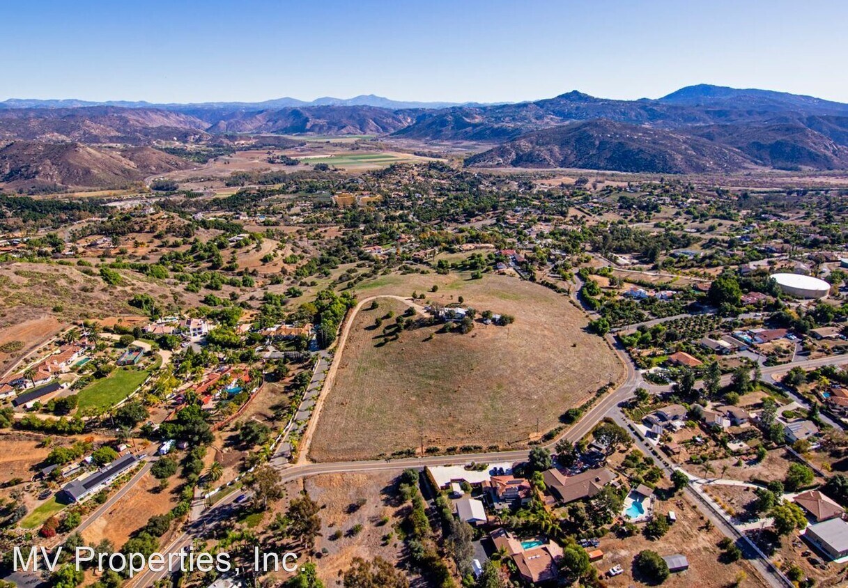 Foto principal - 4 br, 2 bath House - 2510 Summit Drive