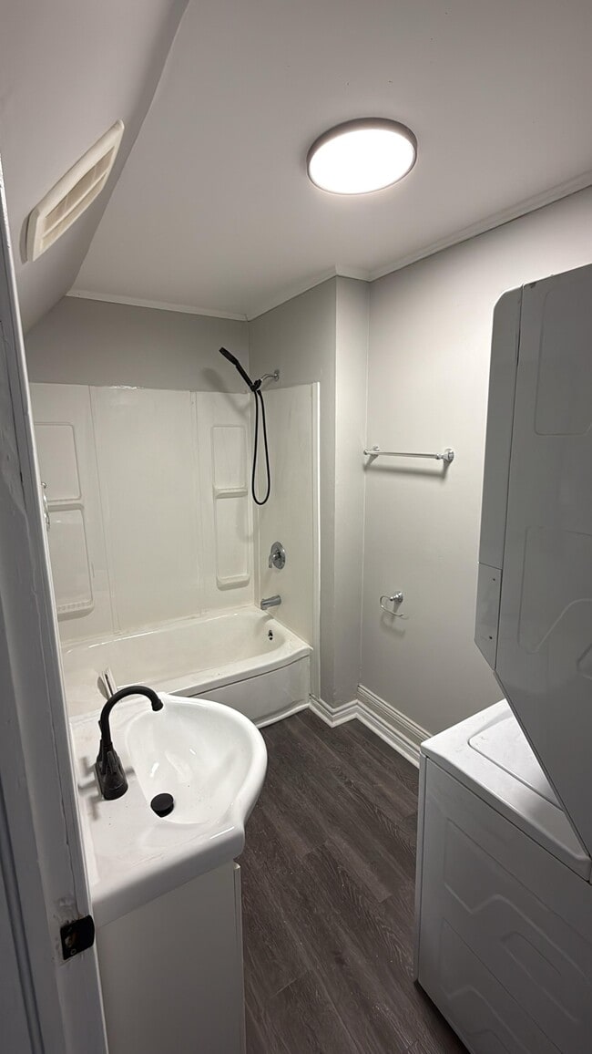 Building Photo - 36 Victoria St