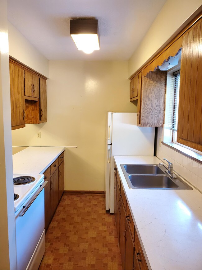 Building Photo - 1708 Oak Hill Rd