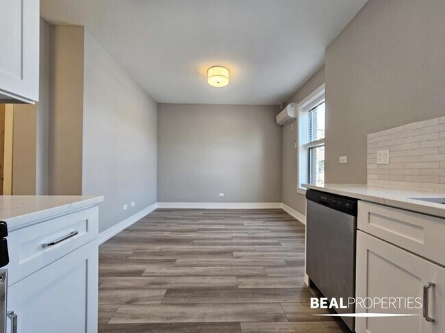 Building Photo - 2 bedroom in CHICAGO IL 60613