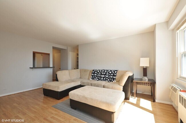Foto del edificio - 2909 N Sheridan Rd