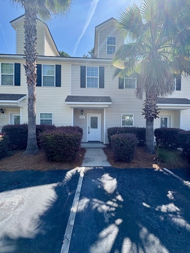 Building Photo - Desirable Two-story Lake Palmetto Townhouse