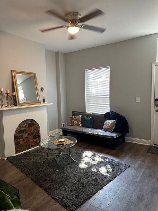 Building Photo - Spacious Rooms! Newly Renovated! Fenced in...