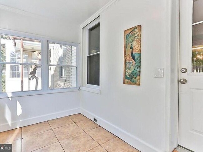 Building Photo - 3033 Elm Ave