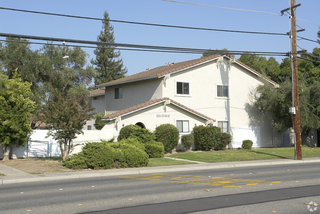 Primary Photo - 1321 E Bellevue Rd