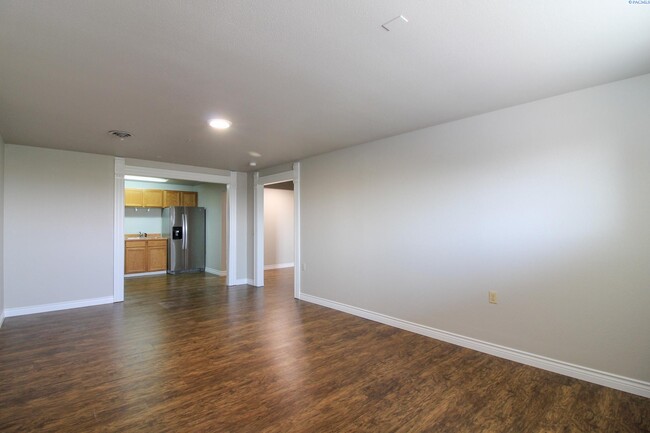 Building Photo - 3 Bed/2 Bath Apartment Above Commercial Bu...