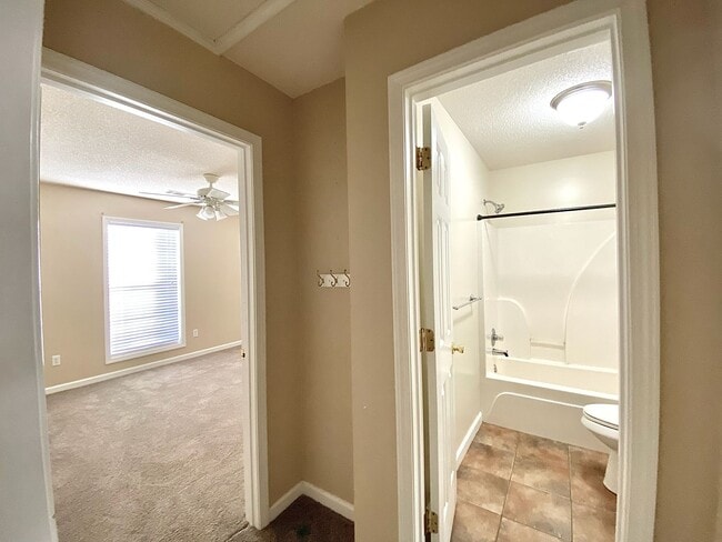 Building Photo - Desirable Saltillo Neighborhood