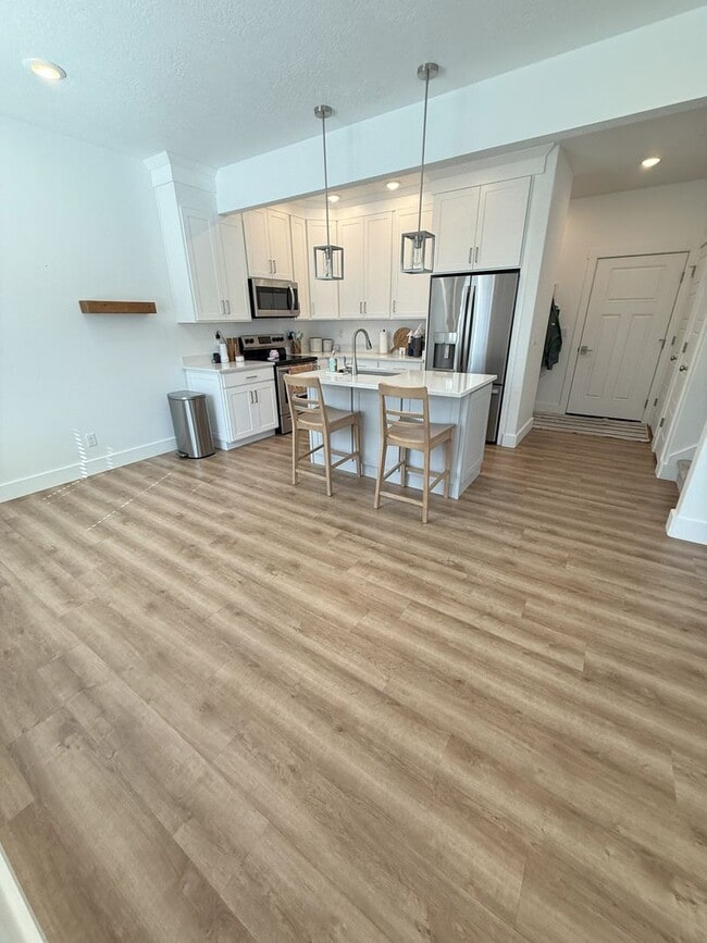 Building Photo - Modern 3-Bedroom End-Unit Townhome in Smit...