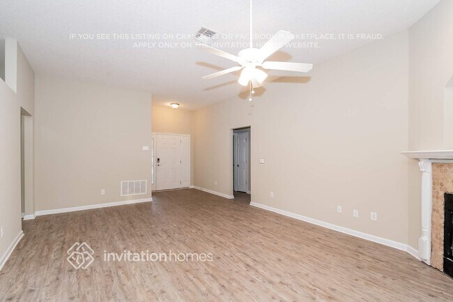 Building Photo - 863 S Lilac Loop