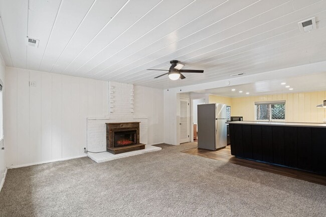 Building Photo - 3 bed 2 bath with private fenced yard