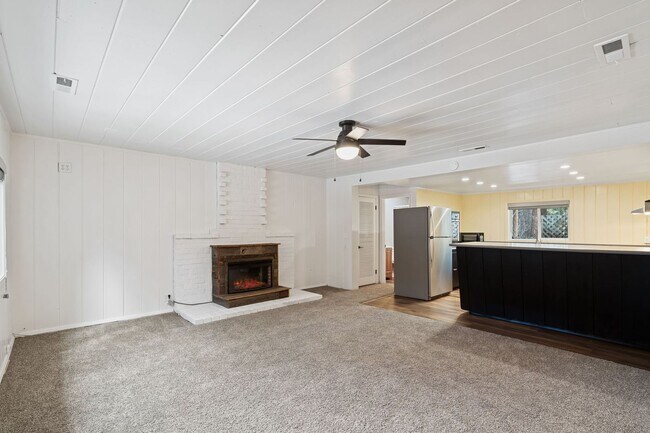 Foto del edificio - 3 bed 2 bath with private fenced yard