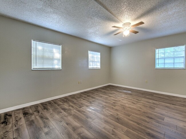 Building Photo - Very nice large 5 bedroom/3 bathroom home ...