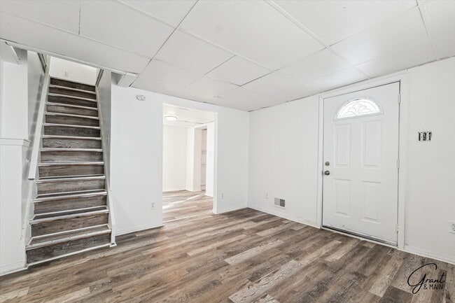 Building Photo - 2615 Emmons Ave