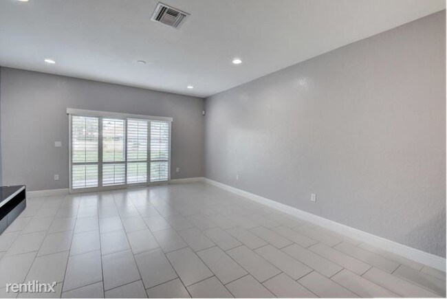Building Photo - 4 br, 3.5 bath  - 1740 San Benito Way Unit 1
