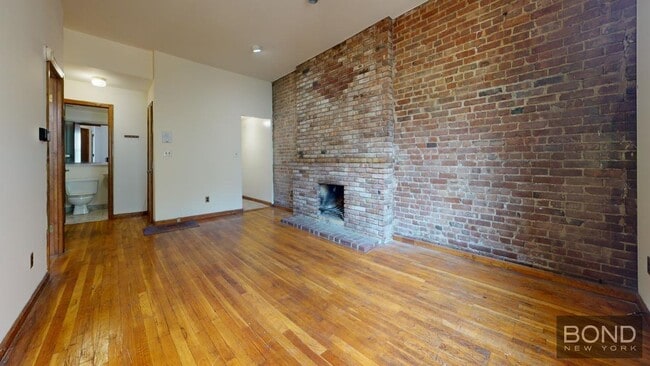 Building Photo - 158 W 75th St