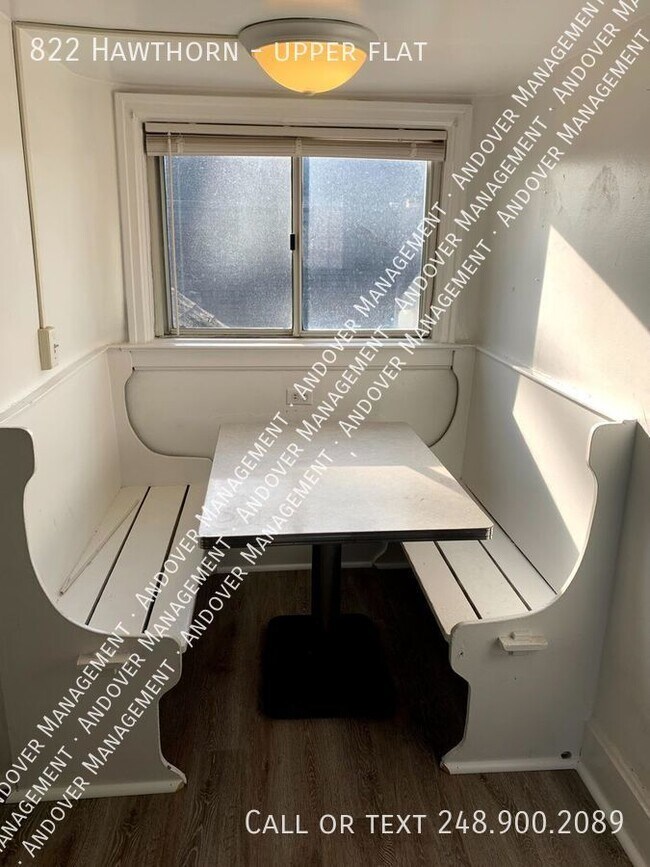 Building Photo - Two Bedroom Flat near Downtown Royal Oak