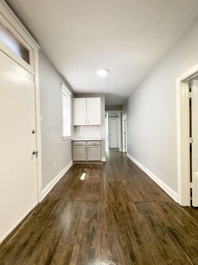 Building Photo - 3 bedroom in Chicago IL 60660