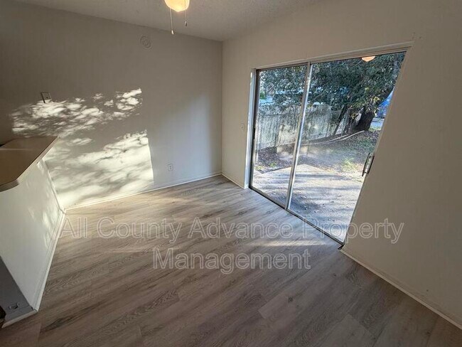 Foto del edificio - 10001 Turkey Trot Pl