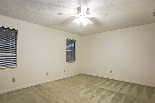 Building Photo - 711 Stillwater Dr