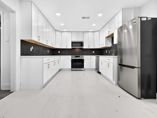 Foto del edificio - 7202 Lakeshore Dr