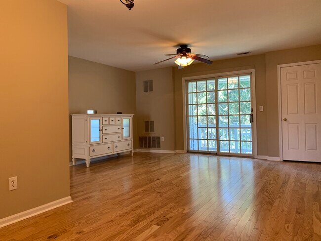 Salón - 130 Mockingbird Ct