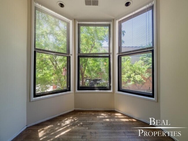 Building Photo - 2 bedroom in CHICAGO IL 60657