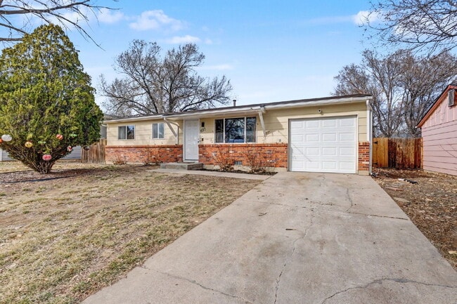 Building Photo - 695 Calle Entrada