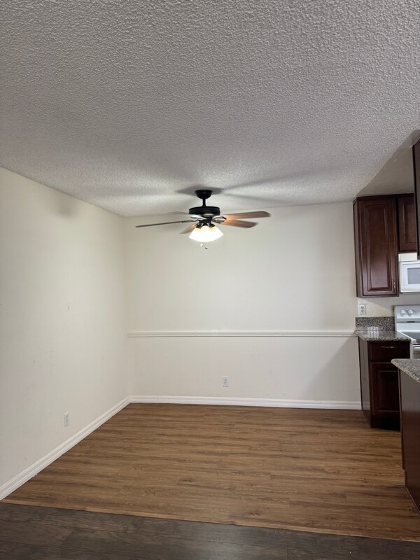 Foto del edificio - 215 N Belmont St