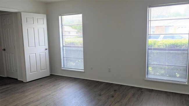Foto del edificio - 4020 Blue Flag Ln