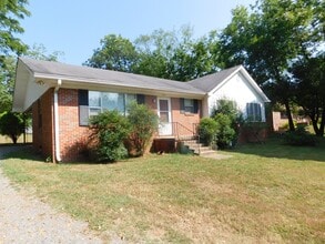 Building Photo - 818 Cedar Springs Rd