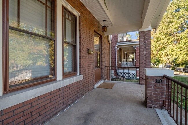 Foto del edificio - Hi-Pointe Adjacent House!