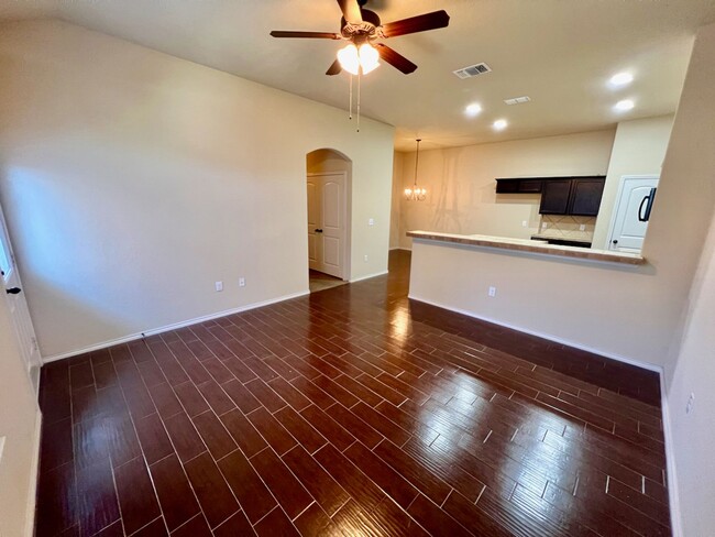 Building Photo - Luxury Duplex in Creekside Crossing!