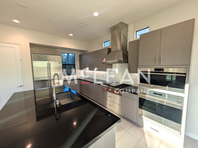 Foto del edificio - Modern 3-Bedroom Townhome with Private Poo...