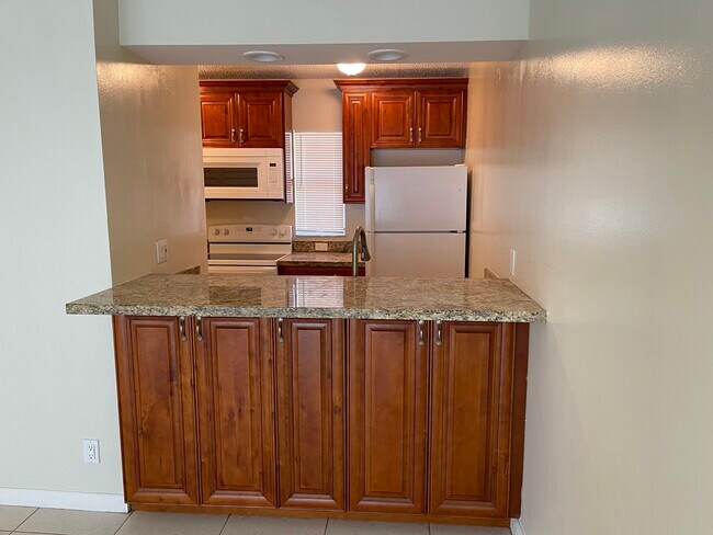 Building Photo - 10110 Twin Lakes Dr