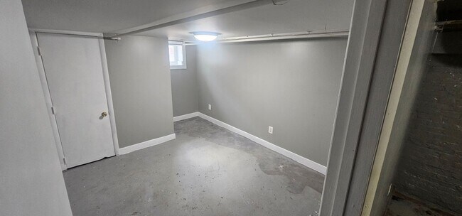 Foto del edificio - **AVAILABLE NOW** Desirable East Baltimore, Reasonably- Priced Town Home For Rent!