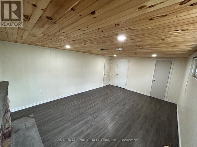 Building Photo - 437 Paliser Crescent N