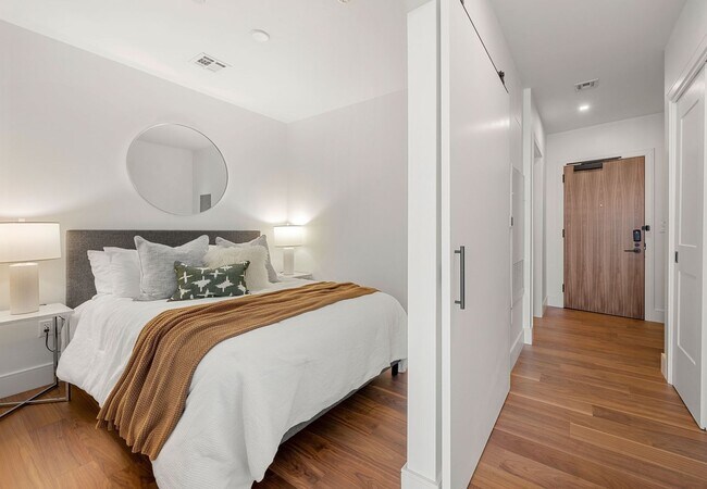 Building Photo - Luxury Building - Close to T - Pet Friendl...