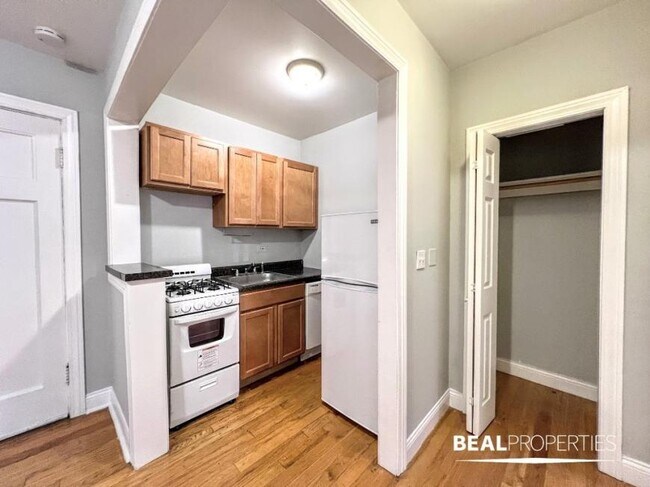 Building Photo - 0 bedroom in CHICAGO IL 60657