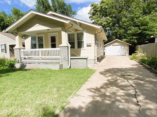 Building Photo - 2142 S Waco Ave