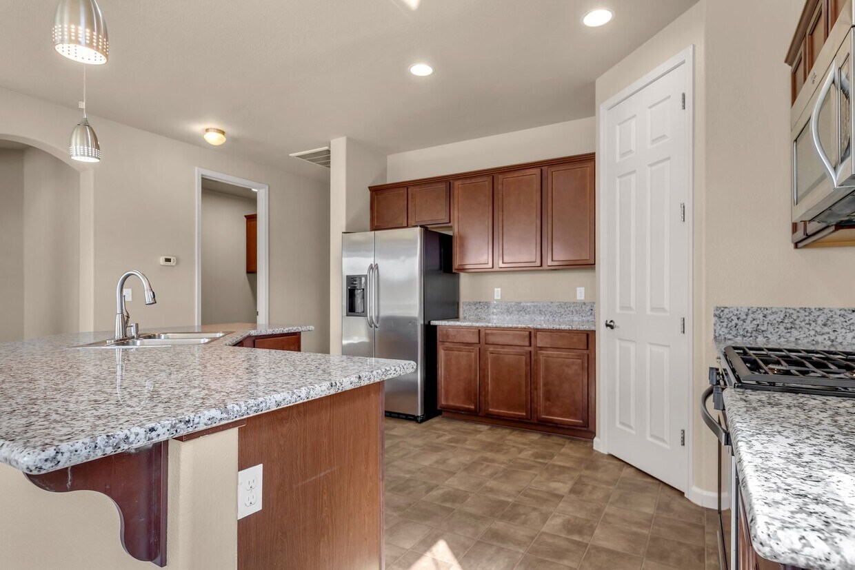 Foto principal - Golden Valley One Story - No pets permitted