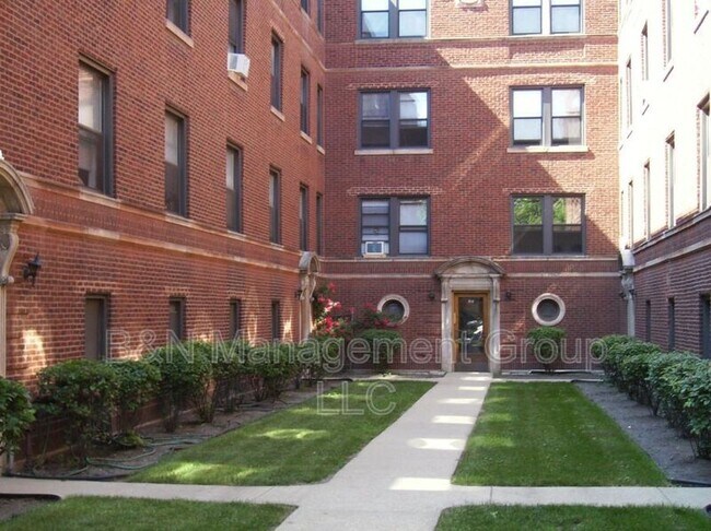 Building Photo - 916 W Oakdale Ave
