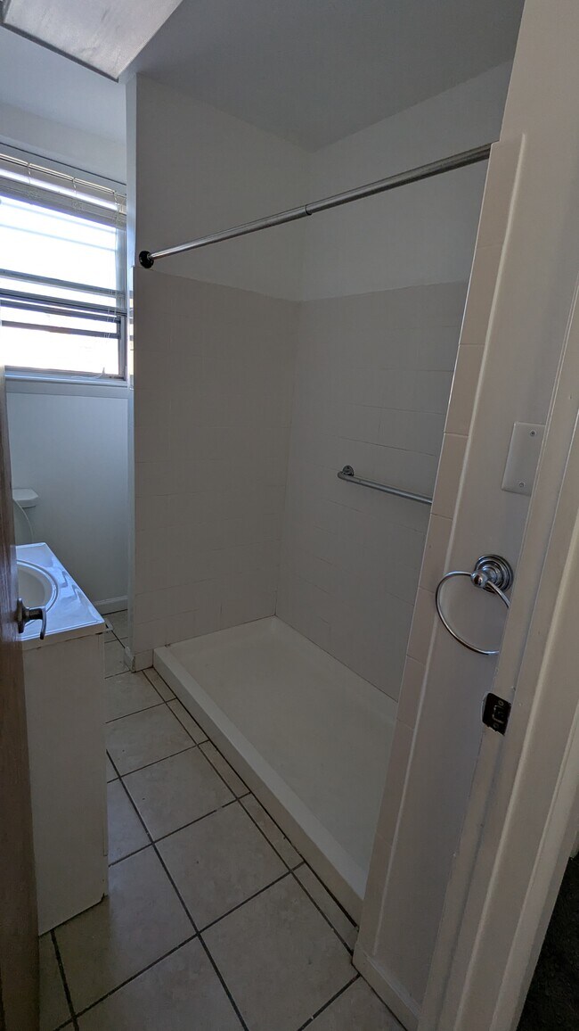 Full bathroom - 1704 Georges Ln