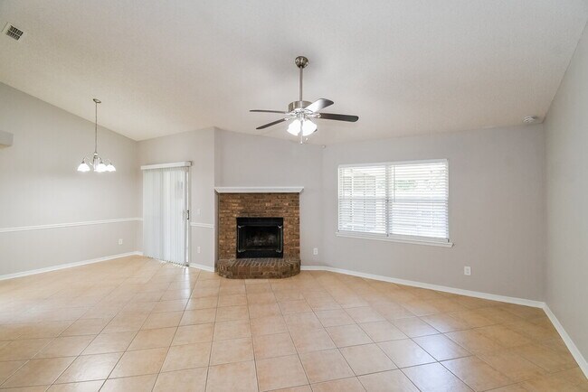 Foto del edificio - 8647 Charlesgate Cir N