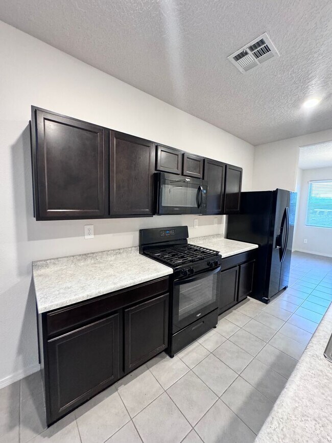 Foto del edificio - Move in Special! 1/2 off security deposit! 3 bed 2 bath energy efficient