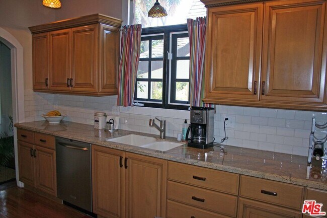 Foto del edificio - 6445 W 5th St