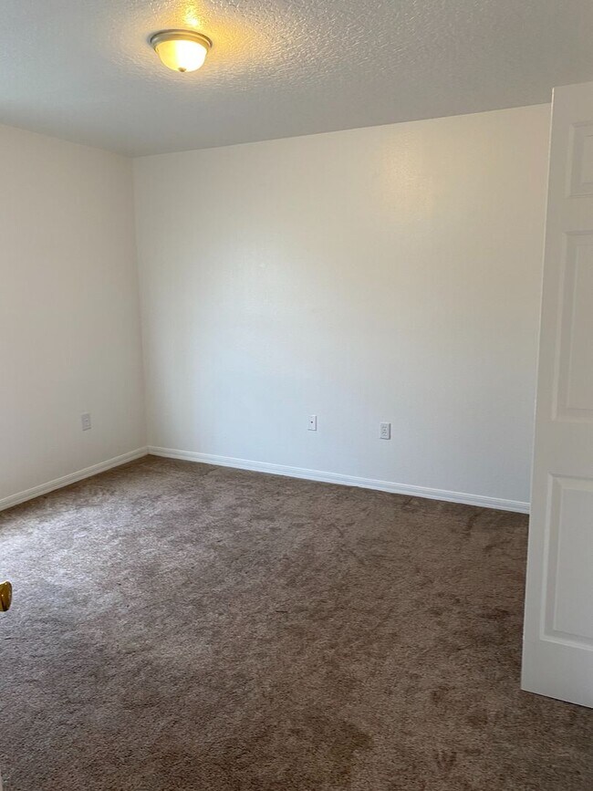 Building Photo - 4 Bedroom 2 bath with 2 car garage