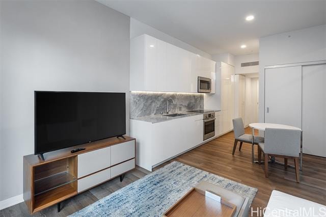 Building Photo - 987 Queen St